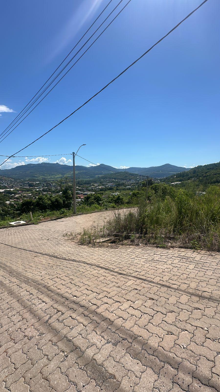 TERRENO DE ESQUINA COM VISTA E ENSOLARADO NO BAIRRO JARDIM DA FONTE!