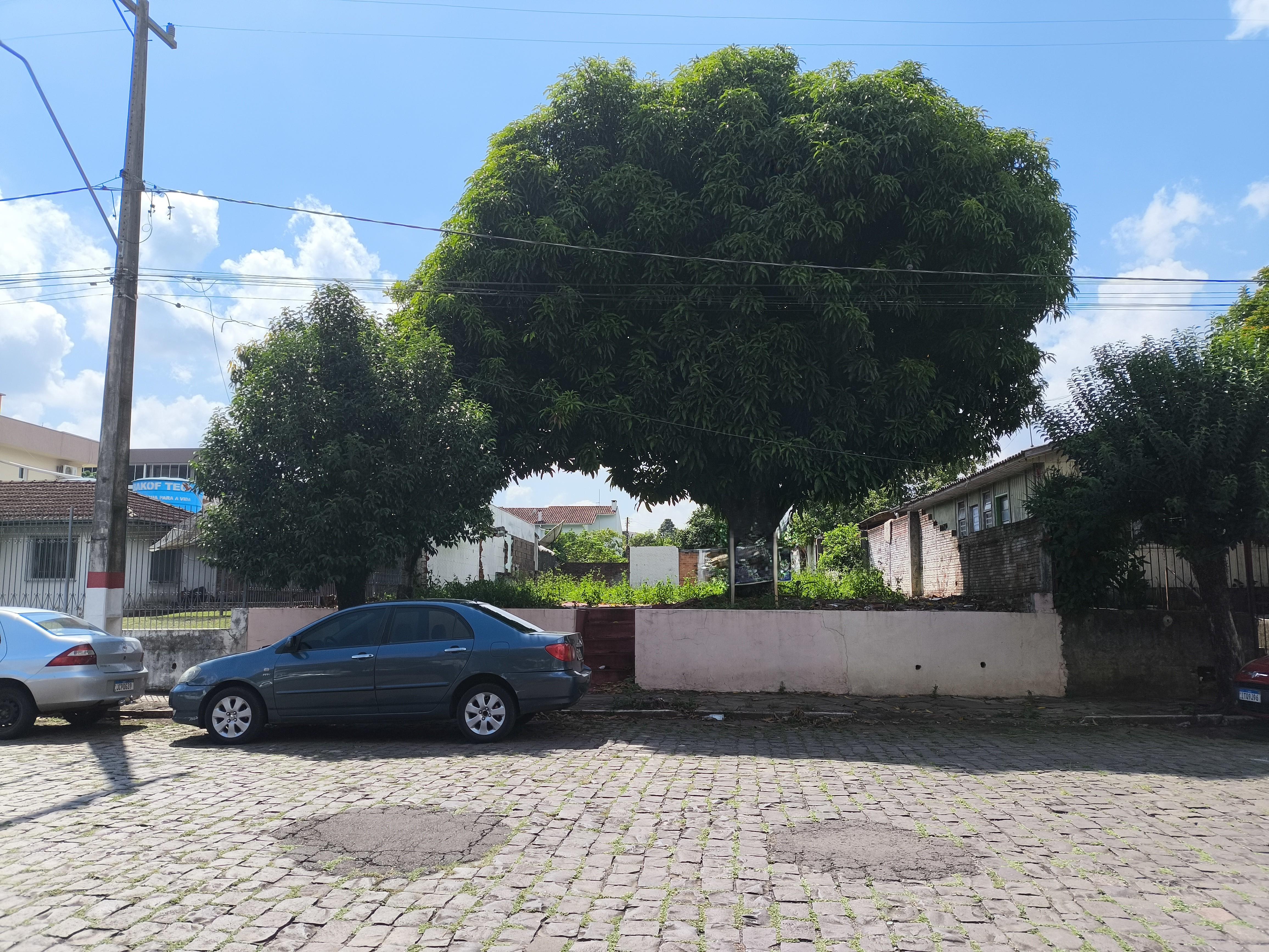 TERRENO QUE PERMITE MÚLTIPLAS POSSIBILIDADES NA RUA JOÃO LUCCA NO CENTRO DE ENCANTADO!