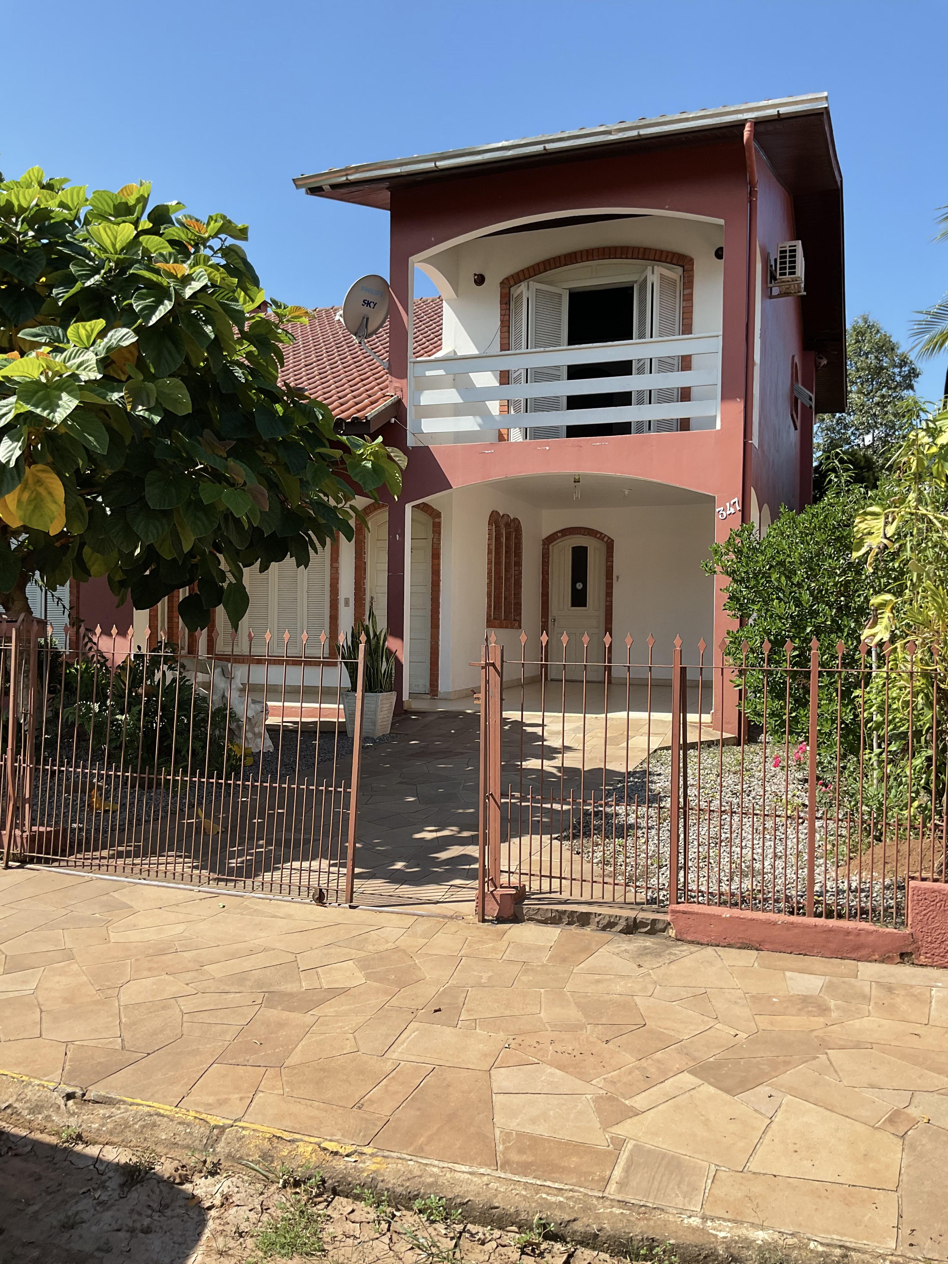 Casa com pé direito alto, maravilhosa, com 4 dormitórios, sendo 1 suíte!