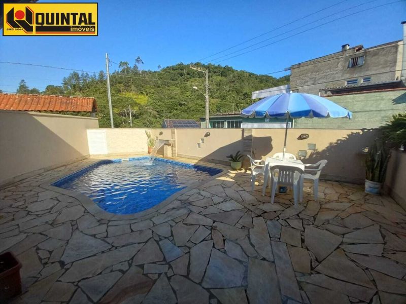Casa Residencial 4 dormitórios no bairro GLORIA em BLUMENAU