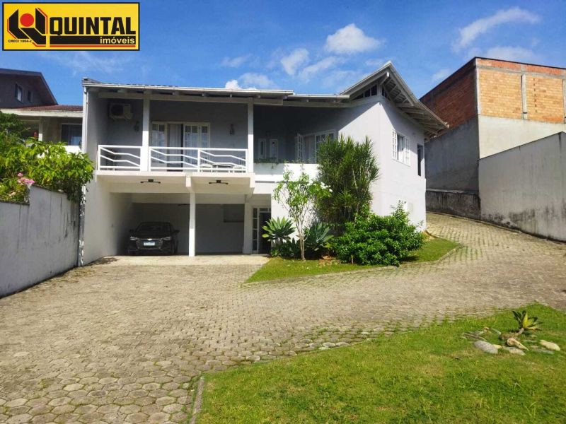Casa Residencial 4 dormitórios no bairro GARCIA em BLUMENAU