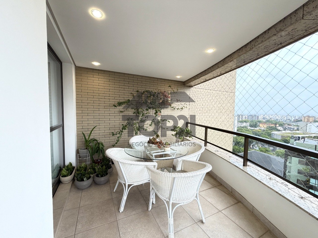 Apartamento  no bairro Três Figueiras em Porto Alegre