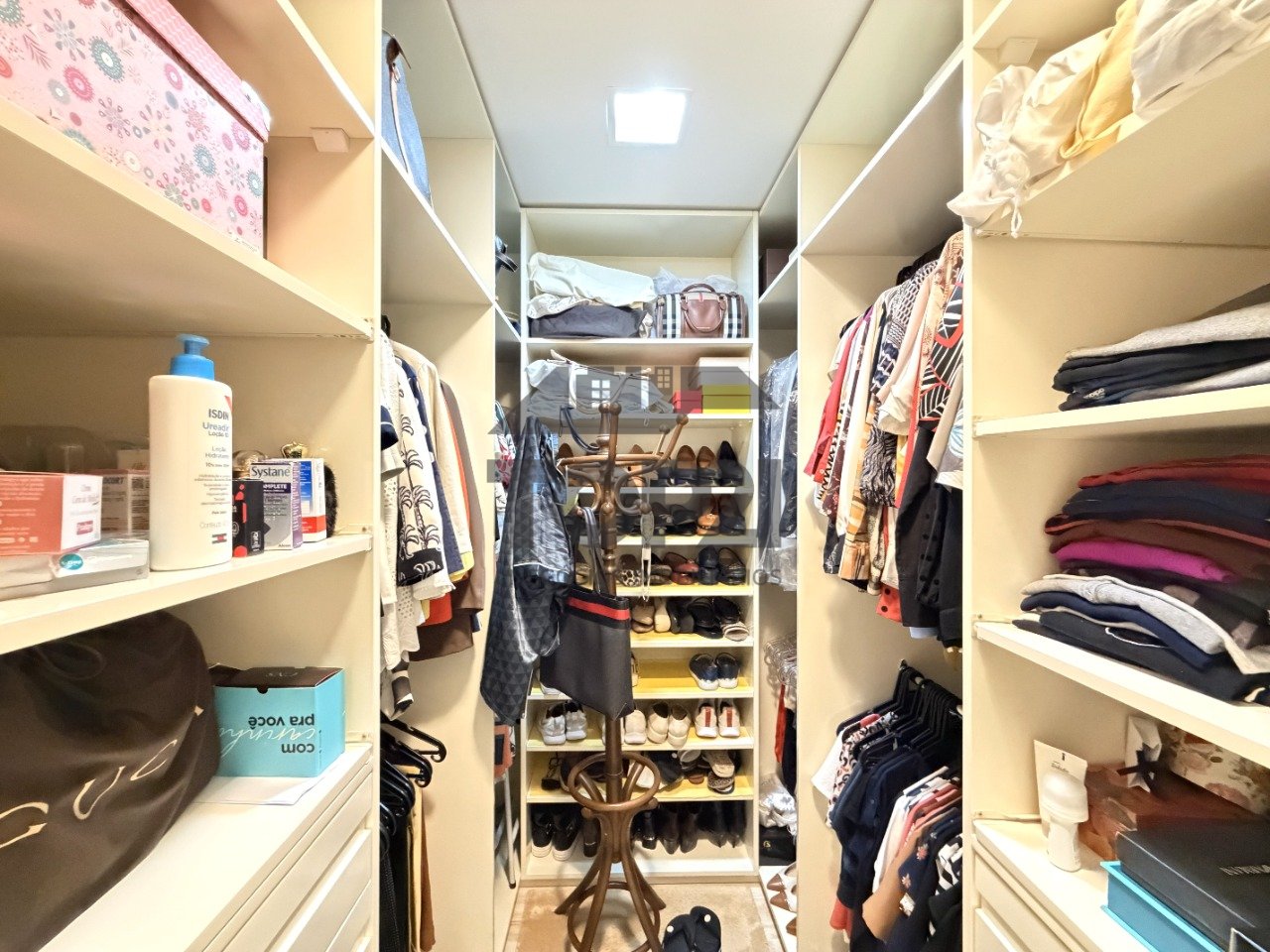 Apartamento  no bairro Três Figueiras em Porto Alegre