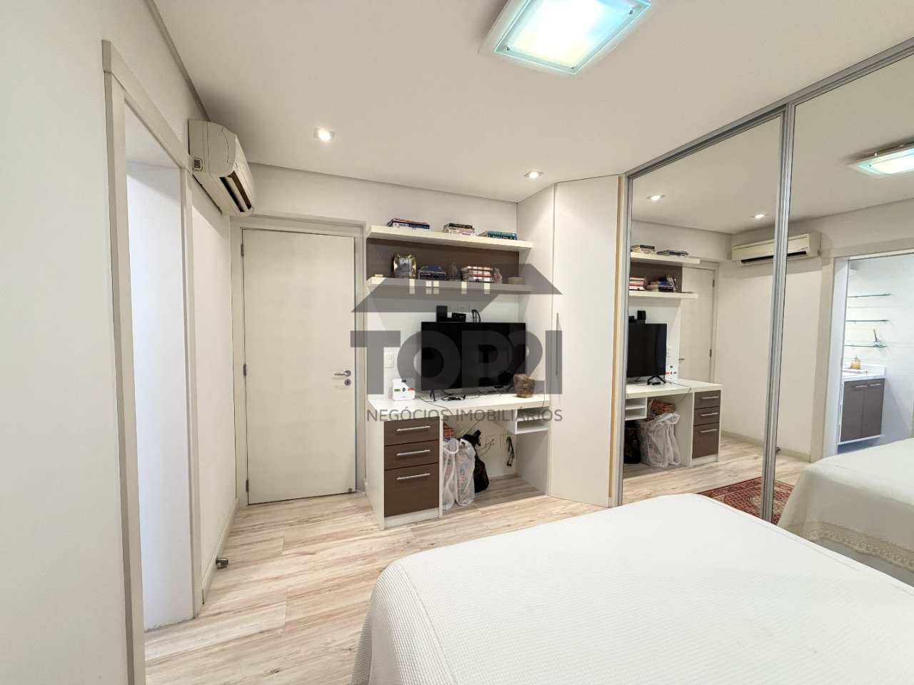 Apartamento  no bairro Três Figueiras em Porto Alegre