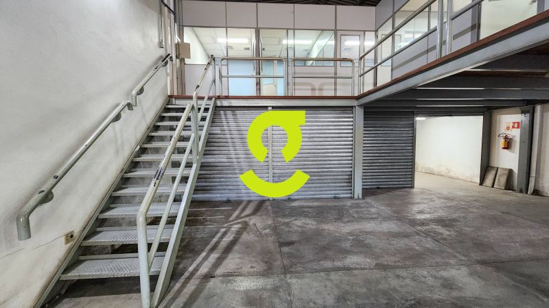 Excelente pavilho, 296m priv, reformado, 6 salas,...