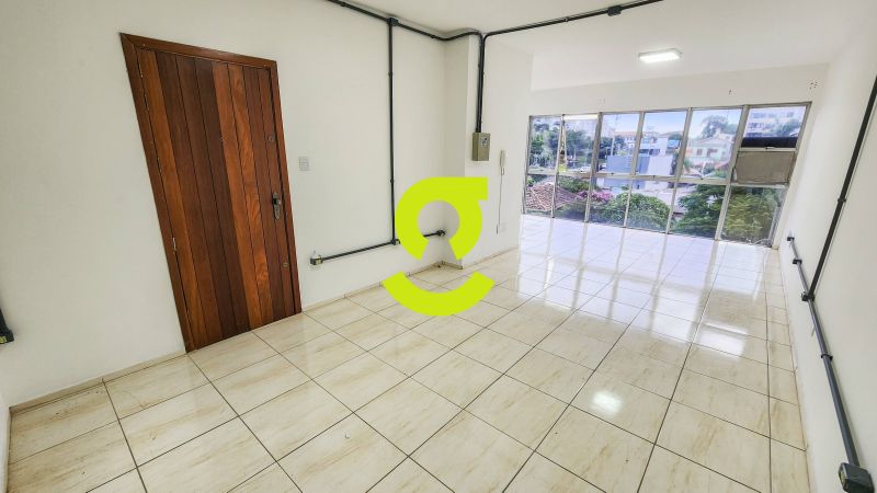 Sala ampla, 41m priv, reformada, janeles at o ch...
