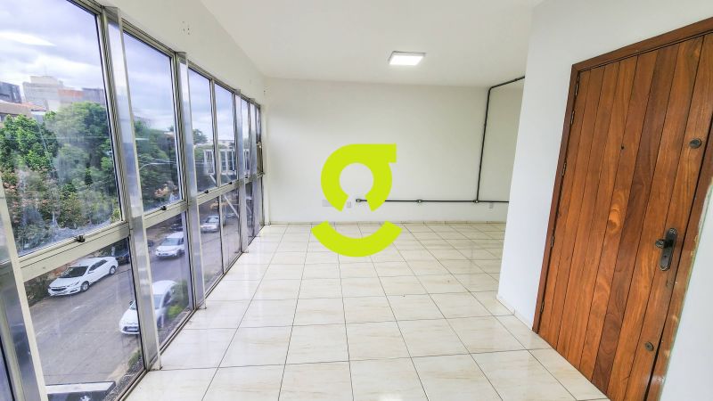 Sala ampla, 41m priv, reformada, janeles at o ch...