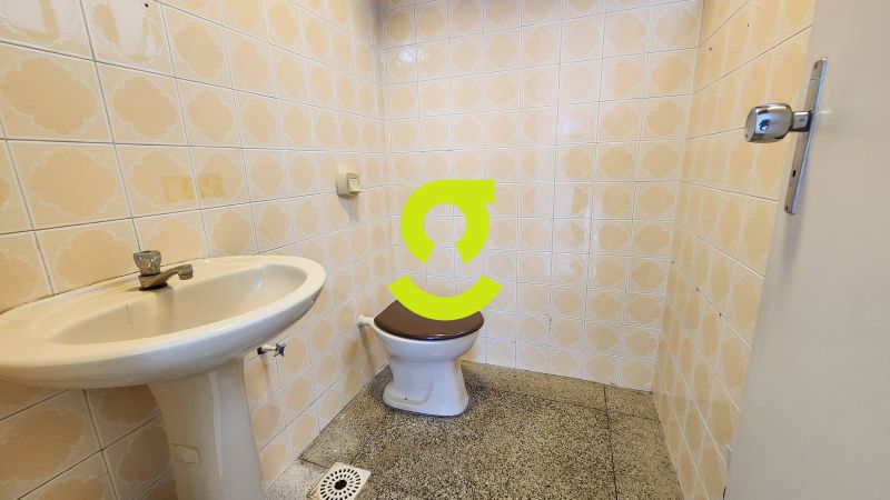 Sala ampla, 41m priv, reformada, janeles at o ch...