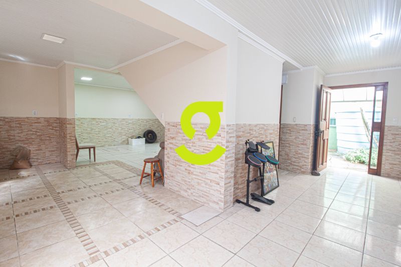Casa de alvenaria, 220m priv, 6 salas, churrasquei...