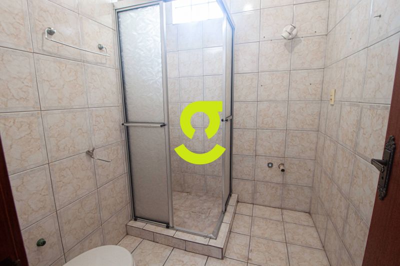 Casa de alvenaria, 220m priv, 6 salas, churrasquei...