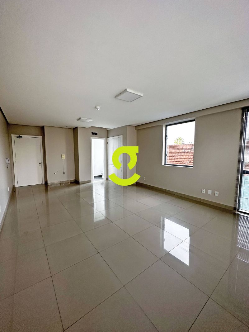 Sala 38m no Auxiliadora com Vaga em Prdio Modern...