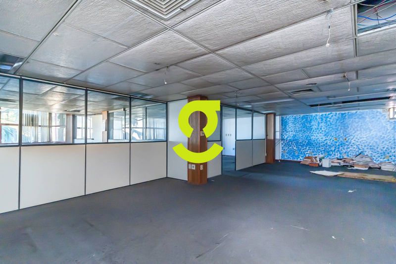 Pavilho 5.208m com Doca e Ptio em Terreno de 10...