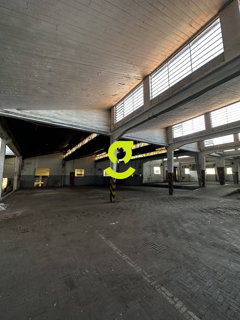 Pavilho 5.208m com Doca e Ptio em Terreno de 10...