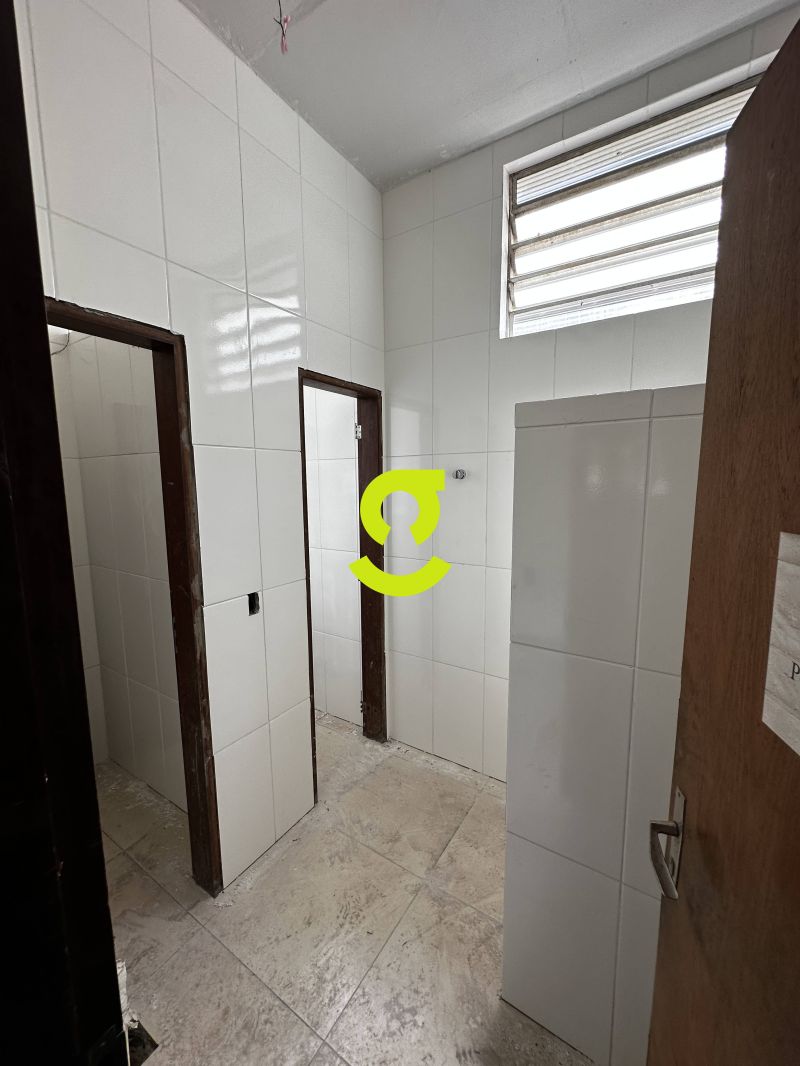 Pavilho 5.208m com Doca e Ptio em Terreno de 10...