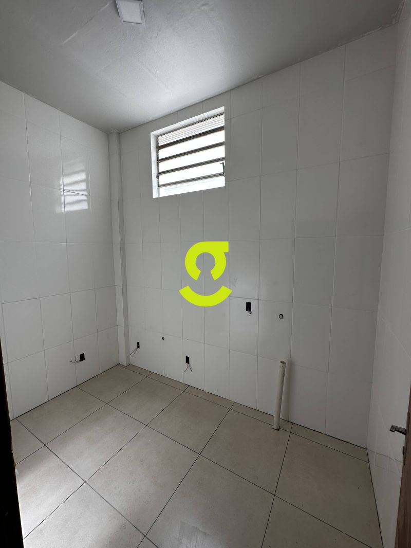 Pavilho 5.208m com Doca e Ptio em Terreno de 10...