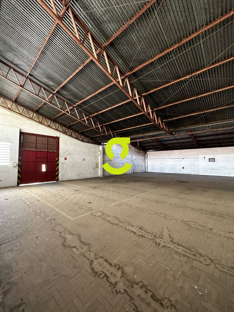 Pavilho 5.208m com Doca e Ptio em Terreno de 10...