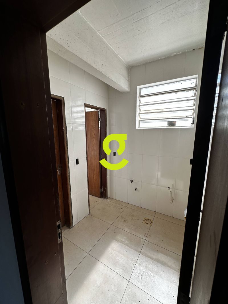 Pavilho 5.208m com Doca e Ptio em Terreno de 10...