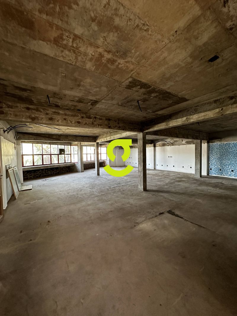 Pavilho 5.208m com Doca e Ptio em Terreno de 10...