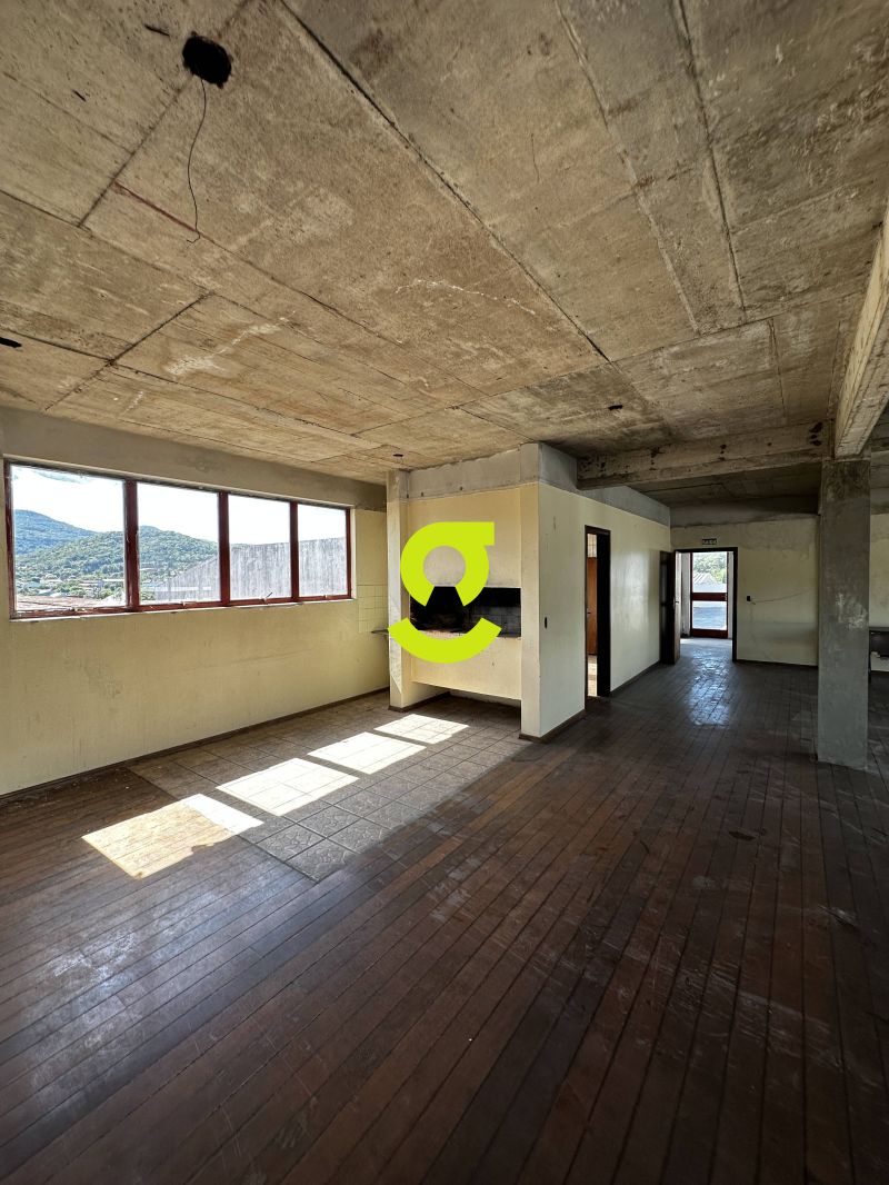 Pavilho 5.208m com Doca e Ptio em Terreno de 10...
