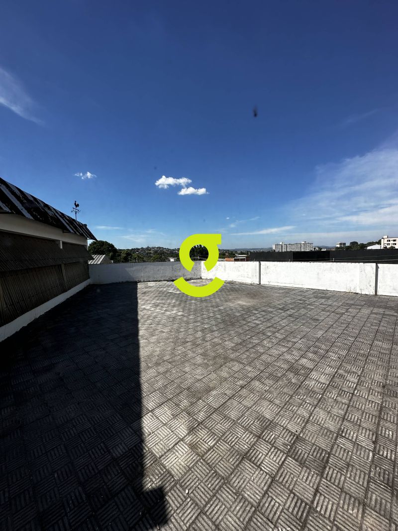 Pavilho 5.208m com Doca e Ptio em Terreno de 10...