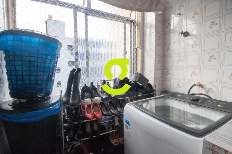 Apto mobiliado, andar alto, ar condicionado, 1 dor...