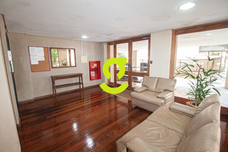 Apto mobiliado, andar alto, ar condicionado, 1 dor...