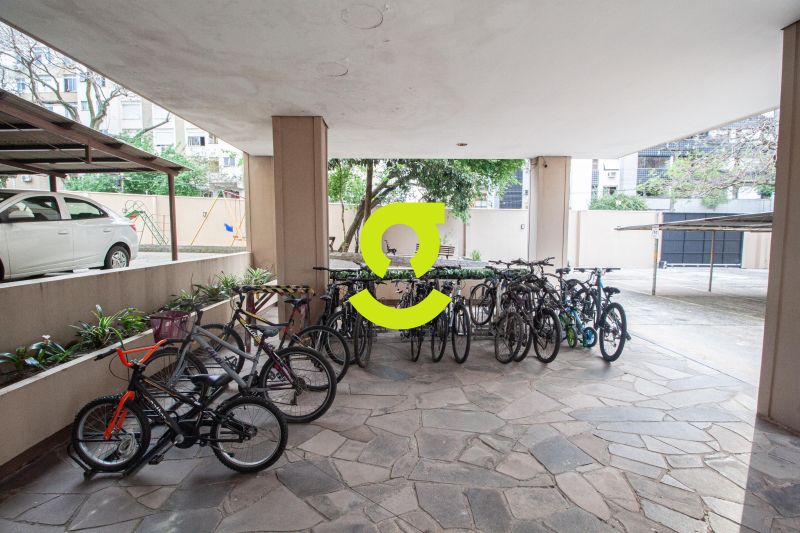 Apto mobiliado, andar alto, ar condicionado, 1 dor...