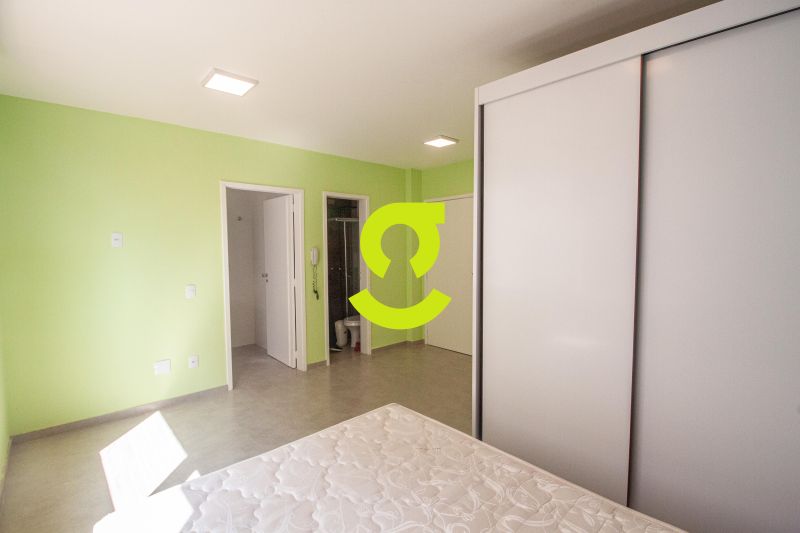 Loft reformado, semi mobiliado, andar alto com vis...