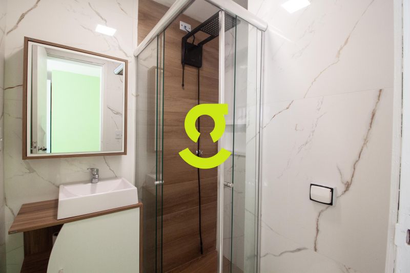 Loft reformado, semi mobiliado, andar alto com vis...