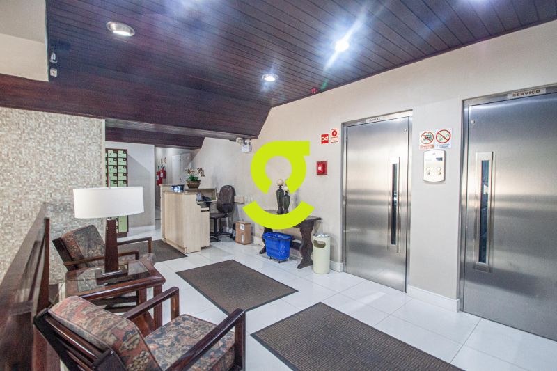 Loft reformado, semi mobiliado, andar alto com vis...