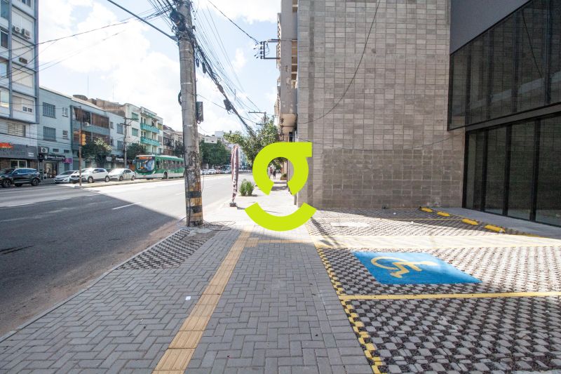 Loja de 243m com p-direito triplo, fachada envid...