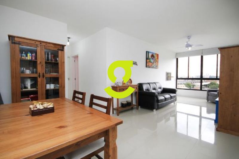 Apto semi mobiliado, 72m, 2 dorm, vaga coberta e i...