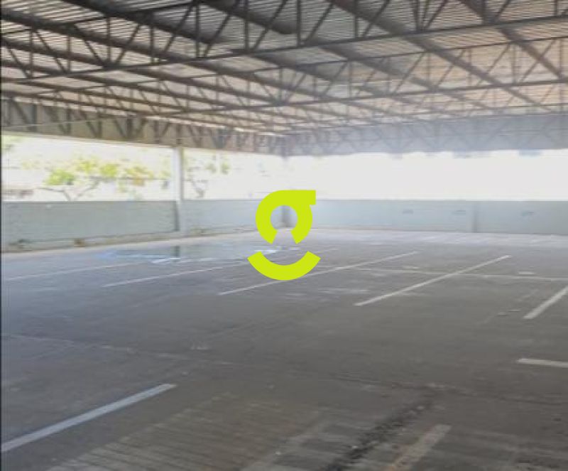 Loja Imponente com mais de 9000m, mais de 100 vag...