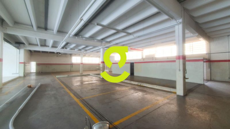 Loja Imponente com mais de 9000m, mais de 100 vag...