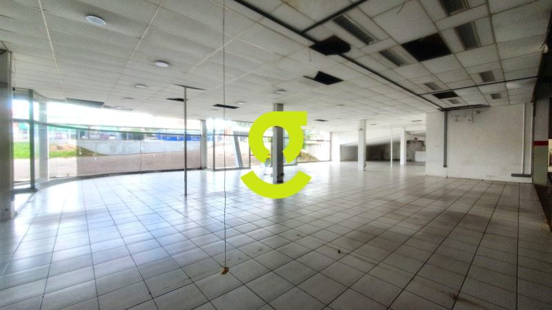 Loja Imponente com mais de 9000m, mais de 100 vag...