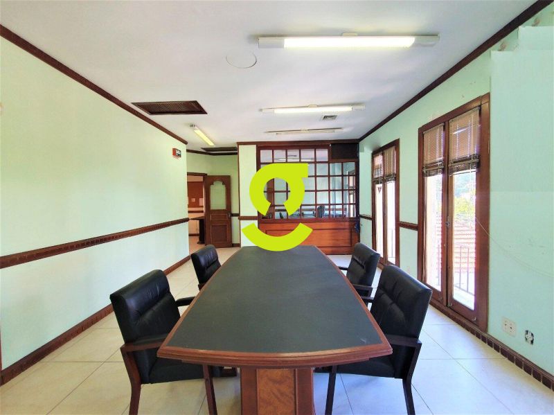 **Um palcio no corao de Porto Alegre.** Arquite...