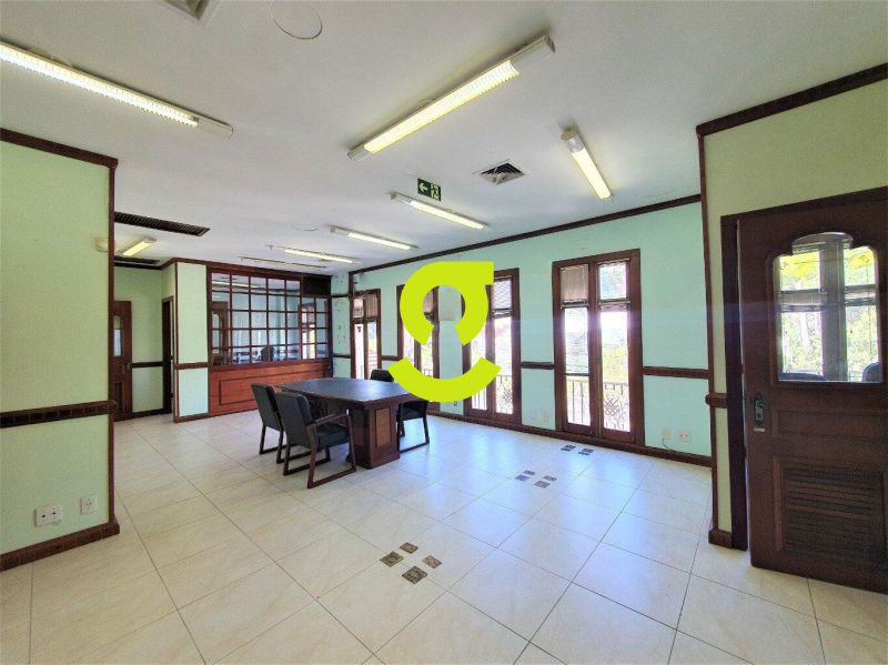 **Um palcio no corao de Porto Alegre.** Arquite...