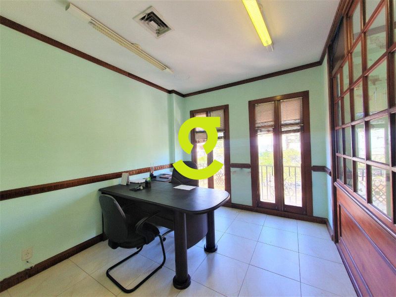 **Um palcio no corao de Porto Alegre.** Arquite...