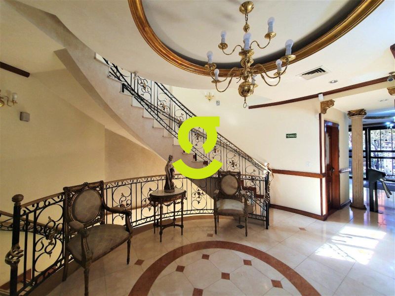 **Um palcio no corao de Porto Alegre.** Arquite...