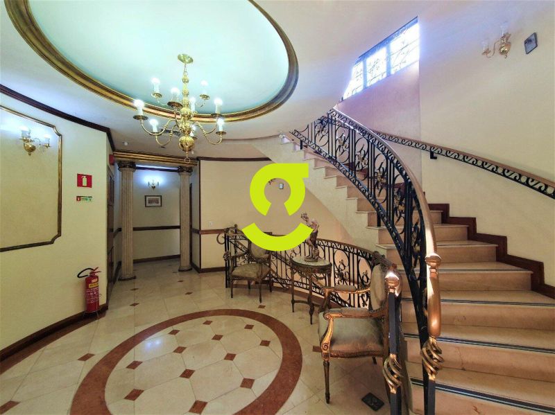 **Um palcio no corao de Porto Alegre.** Arquite...