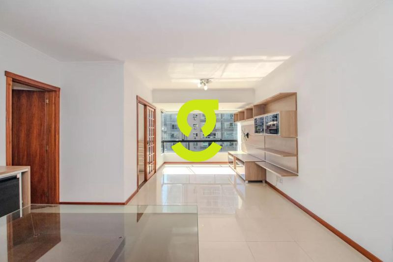 Apartamento ensolarado e impecvel ao lado da Pra...