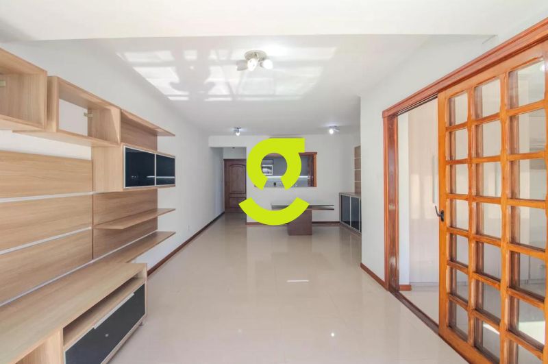 Apartamento ensolarado e impecvel ao lado da Pra...