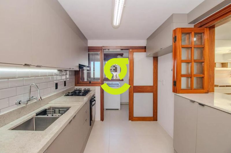 Apartamento ensolarado e impecvel ao lado da Pra...