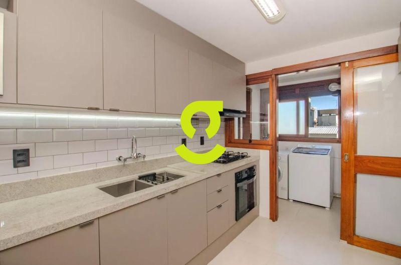 Apartamento ensolarado e impecvel ao lado da Pra...