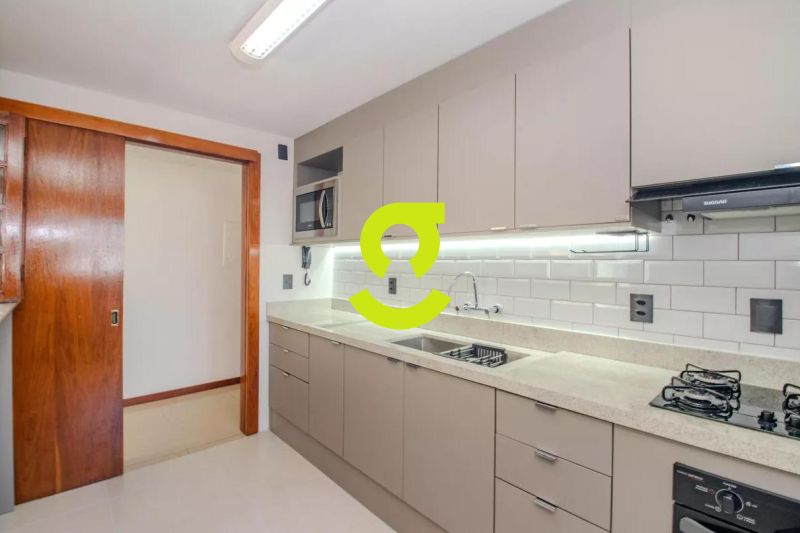 Apartamento ensolarado e impecvel ao lado da Pra...