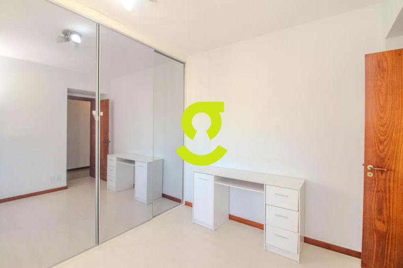 Apartamento ensolarado e impecvel ao lado da Pra...