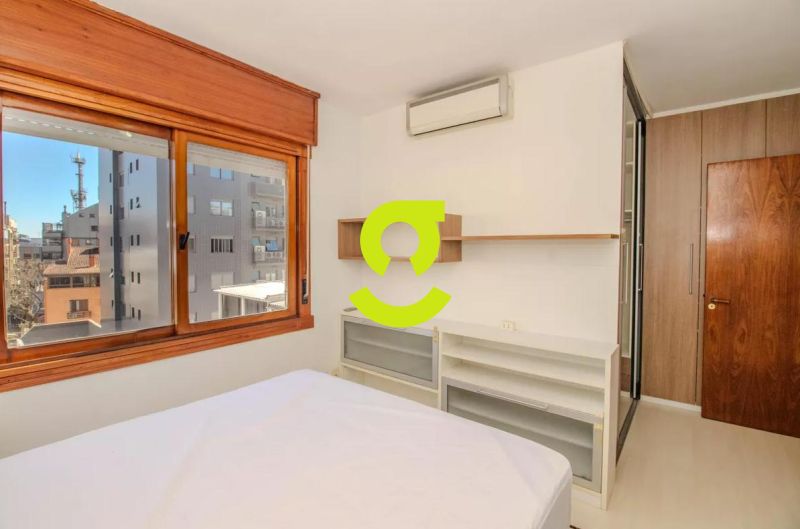 Apartamento ensolarado e impecvel ao lado da Pra...