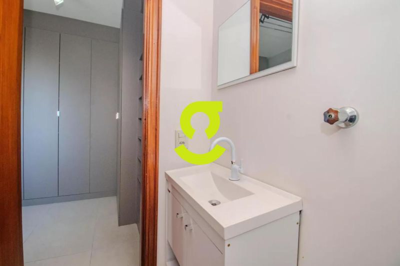 Apartamento ensolarado e impecvel ao lado da Pra...