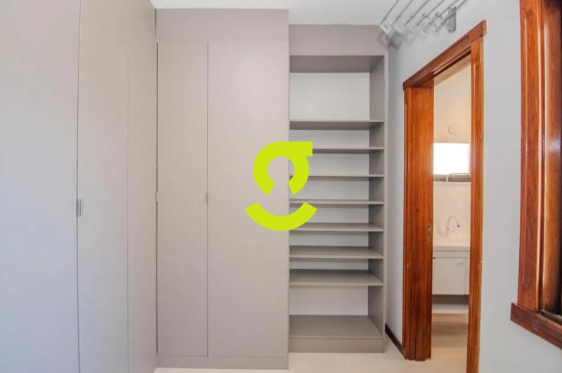 Apartamento ensolarado e impecvel ao lado da Pra...