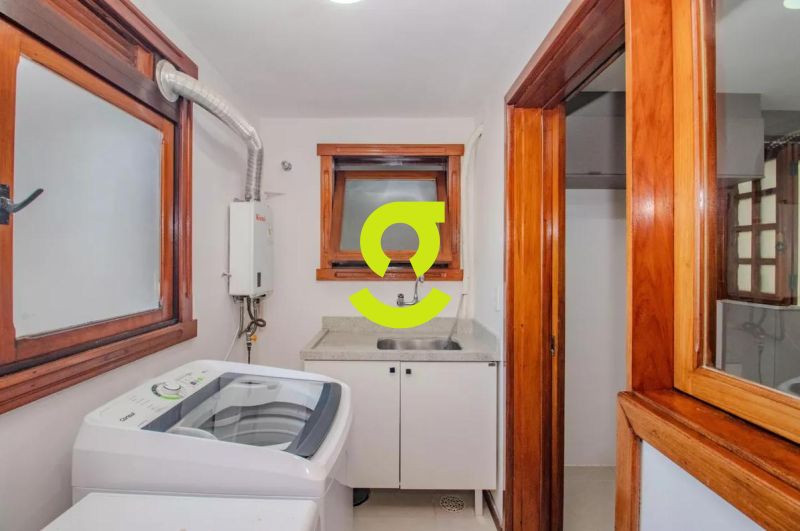 Apartamento ensolarado e impecvel ao lado da Pra...